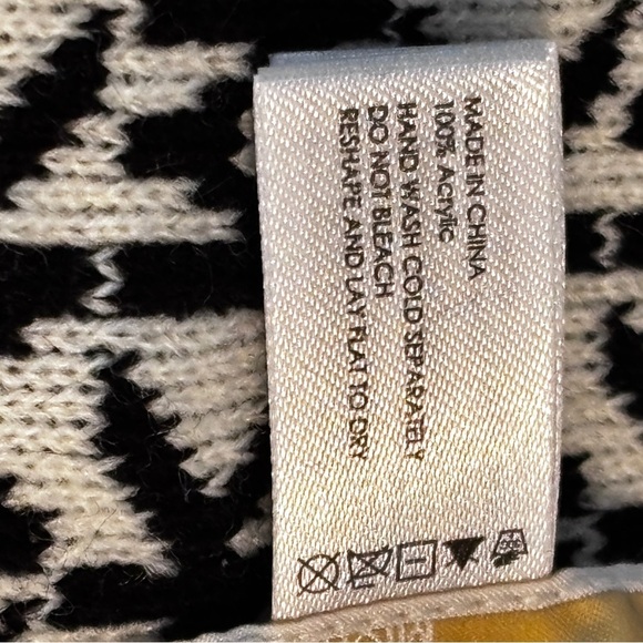 Michael Kors Black and White Knit Beanie NWT hat cuffed logo OS - Picture 5 of 5